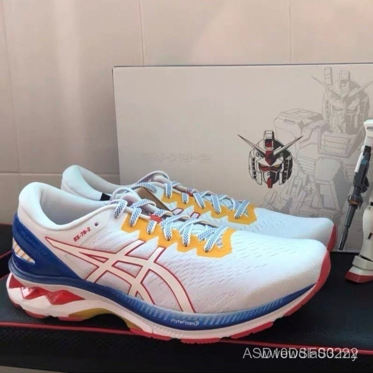 รองเท้าวิ่ง Asics Gel-Kayano 27 Gundam ชื่อร่วมสีขาว น้ำเงิน และแดง 1011B283-100 รองเท้าแบบยูนิเซ็กซ