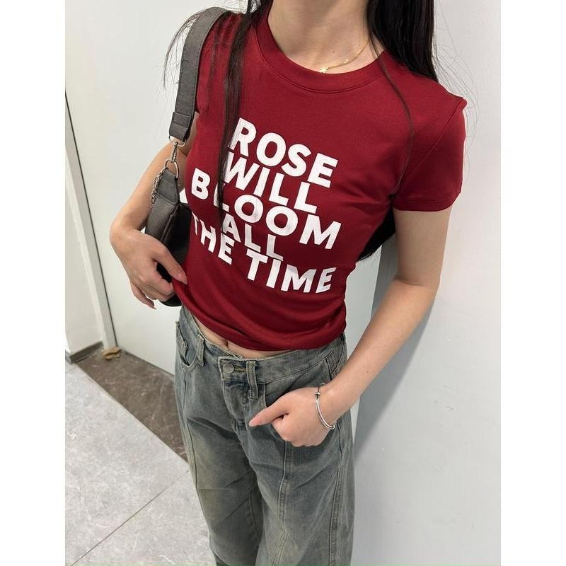 [จัดส่งจากกรุงเทพ] นางสาวเสื้อยืดแขนสั้นคอกลมทรงครอปพิมพ์ลายตัวอักษรเข้ารูป