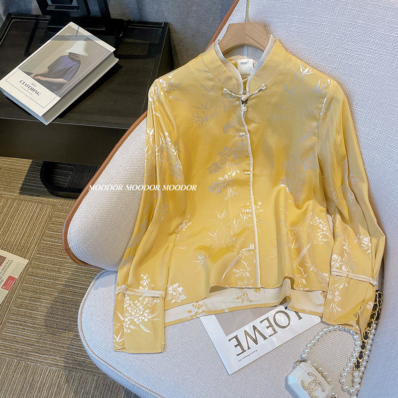 ใหม่สไตล์จีนหัวเข็มขัดยืนขึ้นปกเสื้อสีเหลืองผู้หญิงฤดูใบไม้ผลิเสื้อผ้า2024เสื้อสไตล์จีนรสสูทเพลงจินอะซิเตทด้านบน12.28