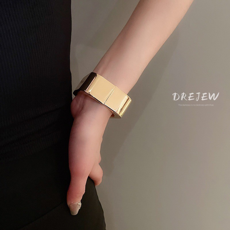 [เดรย์]ยุโรปและอเมริกาสแควร์โลหะสร้อยข้อมือผู้หญิงโอ้อวดออกแบบสร้อยข้อมือแฟชั่นอารมณ์ความรู้สึกระดับสูงของเครื่องประดับมือขายส่ ราคา ถูกที่สุด ดีลบีเคเค แกลเลอรีภาพที่ 3