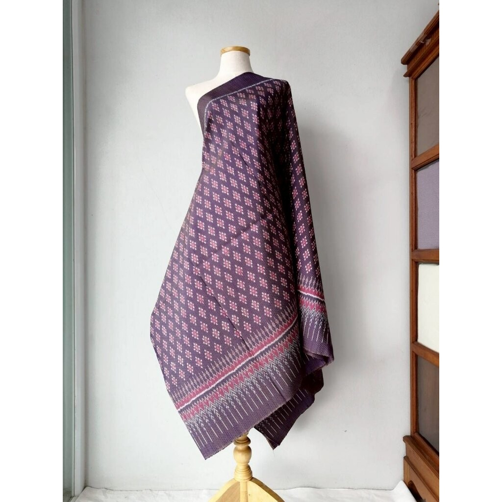 ซิ่น ผ้าไหมมัดหมี่ยกดอก 6ตะกอ ขนาด 1x2เมตร ลายดอกไม้ สีม่วง รหัส L9A-119-MM6F2