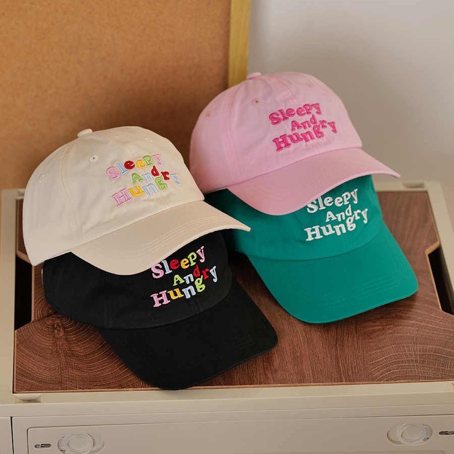 Miss_J พร้อมส่งจากกทม🎀หมวกเบสบอลโดพามีนเวอร์ชั่นเกาหลีสำหรับฤดูใบไม้ผลิและฤดูร้อน ตัวอักษรสีสันสดใสน่ารักและลำลอง ปีกหมวกใหญ่ทำให้ใบหน้าของคุณดูเล็กลง