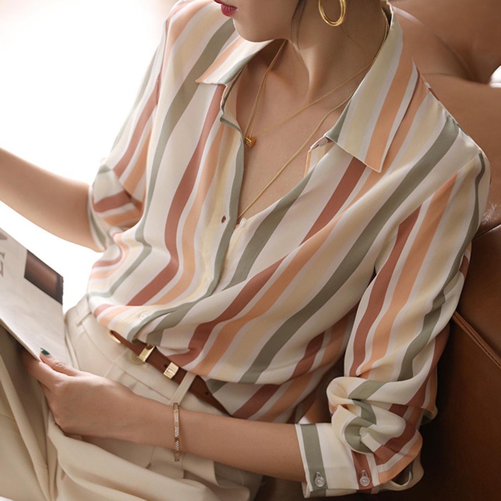 W523 เสื้อเชิ้ตผ้าซาตินลายทางผู้หญิง สไตล์เรโทรใหม่ ดีไซน์เอนกประสงค์ ทรงหลวม พลัสไซส์ เหมาะสำหรับ การเดินทาง สูทด้านบน