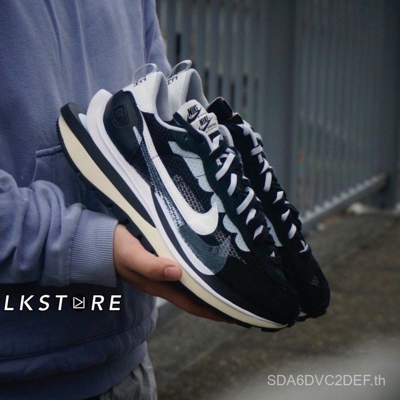 {ของแท้} Nike vaporwaffle x Sacai รุ่นร่วมสีดำและสีขาวรุ่นแรกพื้นหนา CV1363-001 olx6