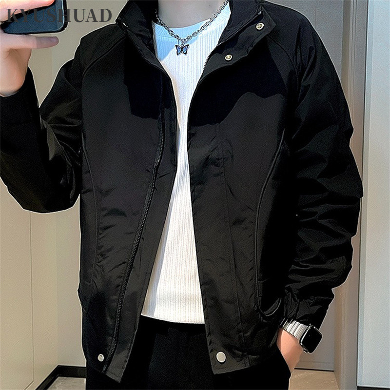 KYUSHUAD ไคชวด เสื้อแจ็คเก็ตผู้ชายอินเทรนด์ยืนขึ้นปกแจ็คเก็ตลําลองสั้นด้านบน