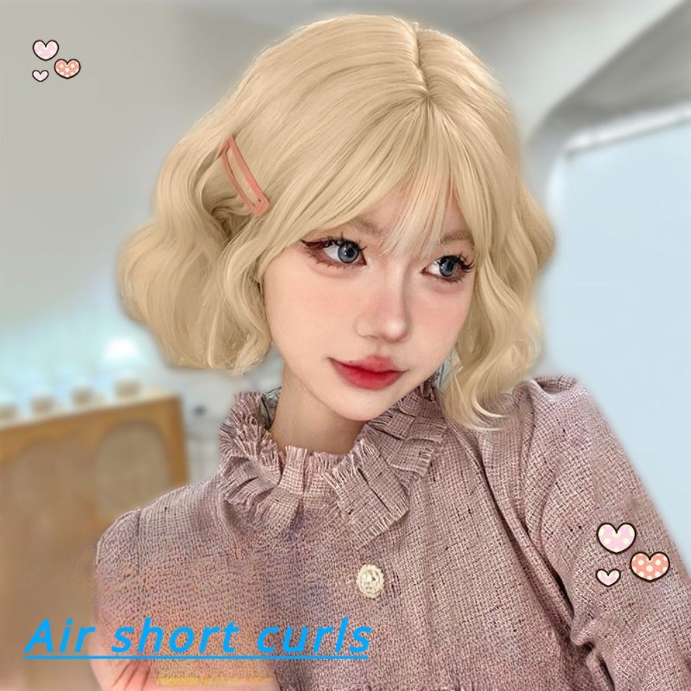 สีเบจวิกผมหยิกสั้นกับผมม้าผมสั้นน่ารักผมหยิกสั้นขนสัตว์ม้วนเต็มหัวปกวิกผมสําหรับผู้หญิงผู้ชายคอสเพลย์วิกผม