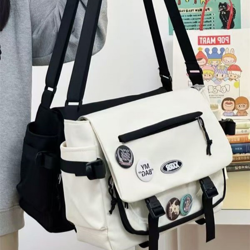 กระเป๋าสะพายไหล่บล็อกสีใหม่สําหรับคู่รักลําลองและอเนกประสงค์ไนลอนความจุขนาดใหญ่ กระเป๋าสะพายข้าง เวอร์ชั่นเกาหลีอินเทรนด์และเรียบง่าย ผู้สื่อสาร