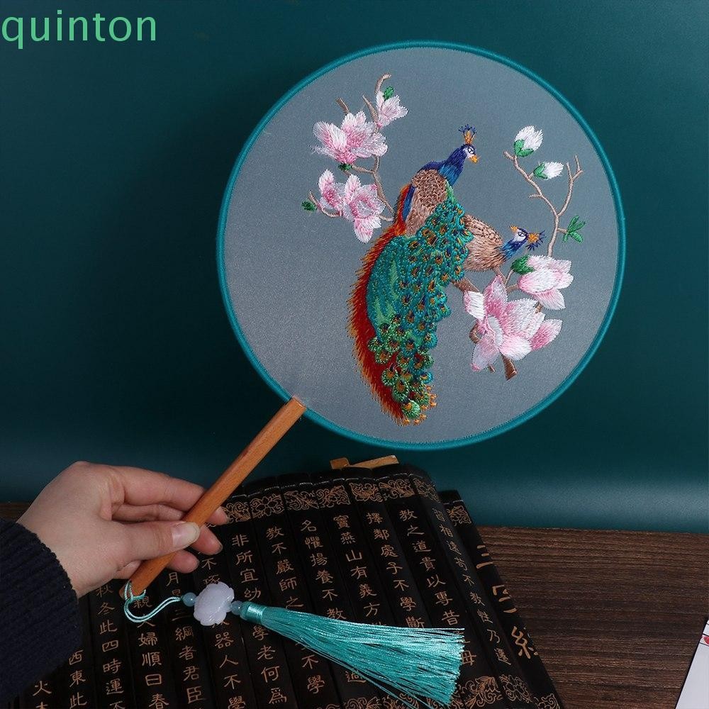 Quinton พัดลมเย็บปักถักร้อยพร้อมจี้พัดลมสไตล์จีนมือถือลายดอกไม้โบราณรอบพัดลมผ้าไหมโปร่งแสงงานแต่งงานจีน
