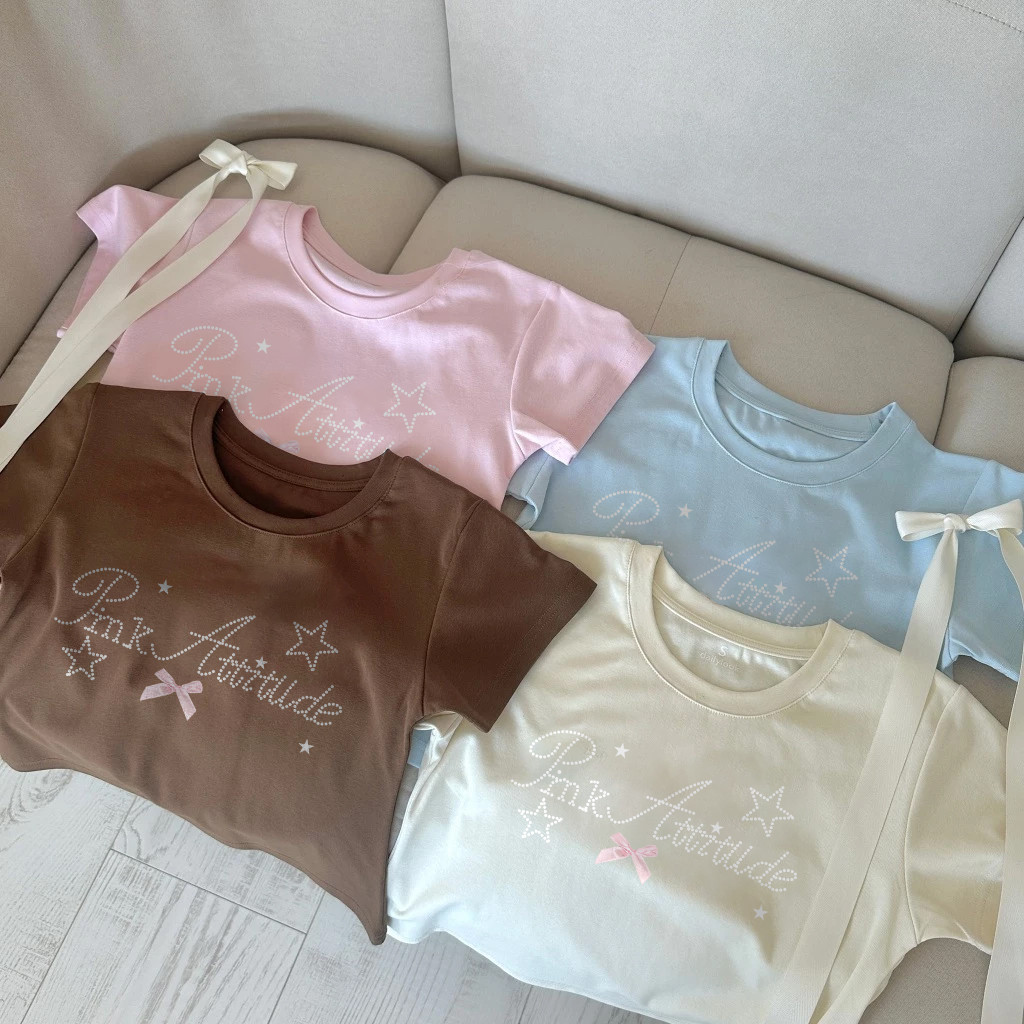 Nuziro เสื้อครอป - เสื้อยืดแขนสั้นพิมพ์ตัวอักษรดาวแฟชั่นที่เรียบง่าย #C001621