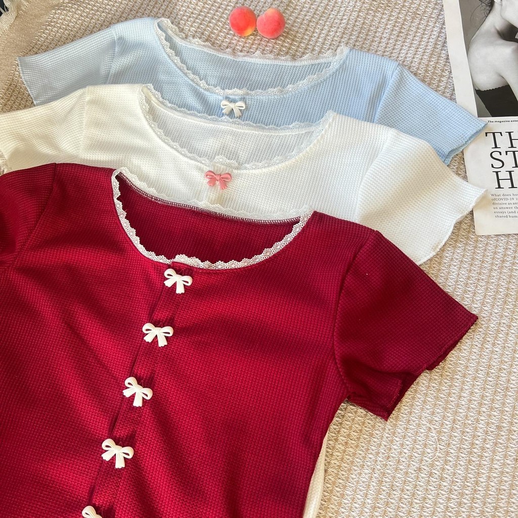 Fleurladyz.เสื้อคอลูกไม้ กระดุมโบว์หน้า เสื้อแขนสั้น ผู้หญิง