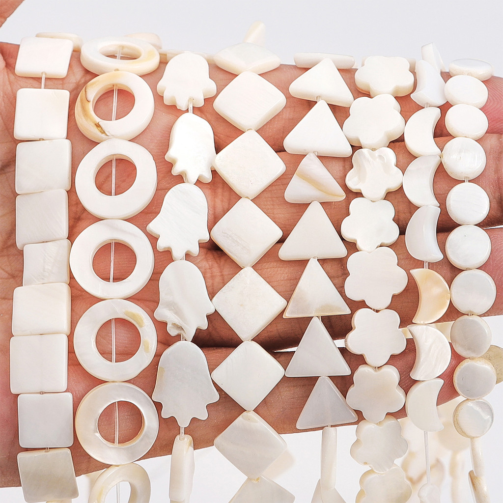 ลูกปัดเปลือกหอยสีขาวธรรมชาติมุกหลวมแบนรูปไข่ฟันรอบ Star Nuggage ชิปน้ําจืด Charms สําหรับเครื่องประดับทํา