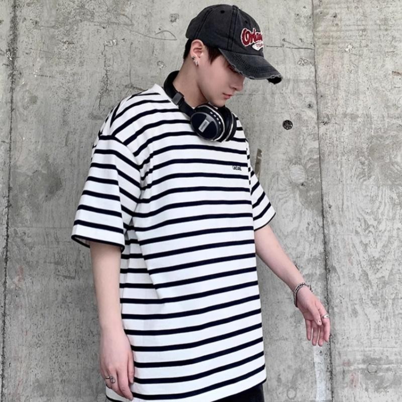 M＆M เสื้อยืดลายทาง คอกลม พิมพ์ลายตัวอักษร แบบหลวมลำลอง ฤดูร้อนปี2025รุ่นใหม่