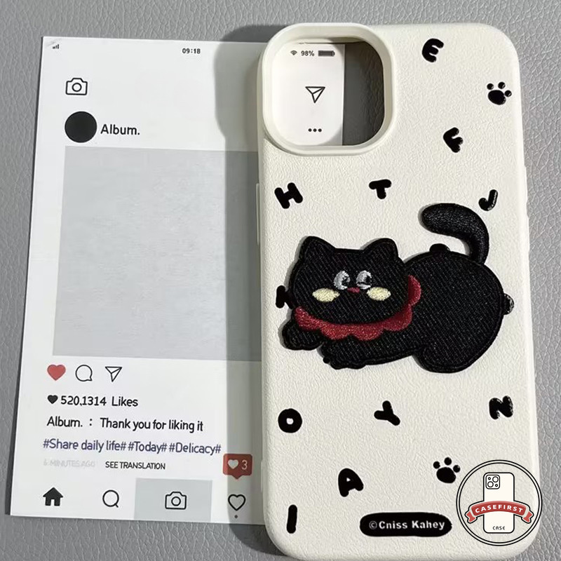 หนังหรูหรานุ่มน่ารักตัวอักษรลูกแมวสีดำดูเดิลเคส IPhone 16 15 11 14 13 12 Pro Max 13 12 Pro X XS Max 7 8 14 16 15 Plus XR