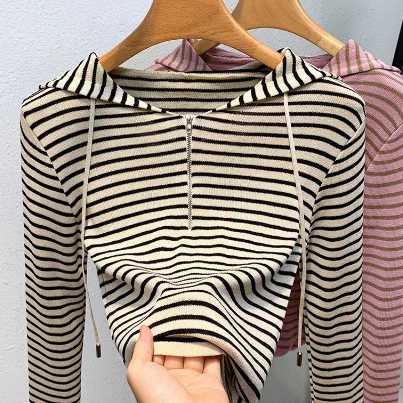 เสื้อยืดแขนยาวมีฮู้ดลายทางมีเชือกผูกสำหรับผู้หญิงฤดูใบไม้ร่วงและฤดูหนาวแบบใหม่ผู้หญิงเข้ารูปใส่แล้วดูผอมใส่เสื้อตัวในกำมะหยี่