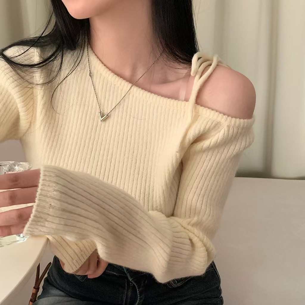 ฤดูใบไม้ร่วงฤดูหนาวเกาหลี เสื้อสเวตเตอร์ถักแขนยาวแบบไม่สมมาตร คอเปิดไหล่ ผูกเชือก ทรงเข้ารูปสำหรับผู้หญิง We De Rong Guan BRBF