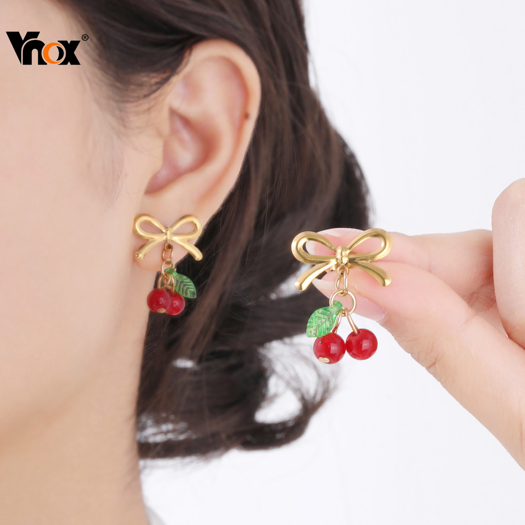 Vnox Bow Cherry Dangle ต่างหูสําหรับผู้หญิง, 18k Gold สแตนเลสสีต่างหูลูกปัดกลม, เครื่องประดับผู้หญิงอินเทรนด์น่ารัก