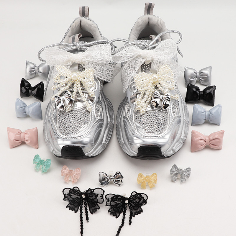 1 คู่แฟชั่น Bowtie ดอกไม้ลูกไม้ Shoelaces หัวเข็มขัดรองเท้า Charms Pearl Rhinestone เชือกผูกรองเท้าตกแต่งอุปกรณ์เสริมรองเท้าสําหรับผู้หญิง