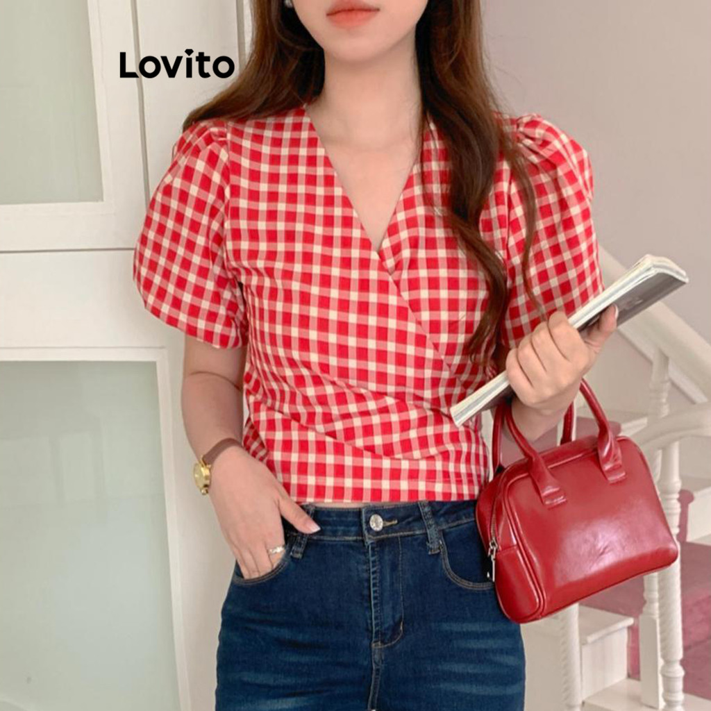 Lovito เสื้อเบลาส์ผู้หญิง ลายตาราง เรขาคณิต สไตล์ลำลอง LNE69496