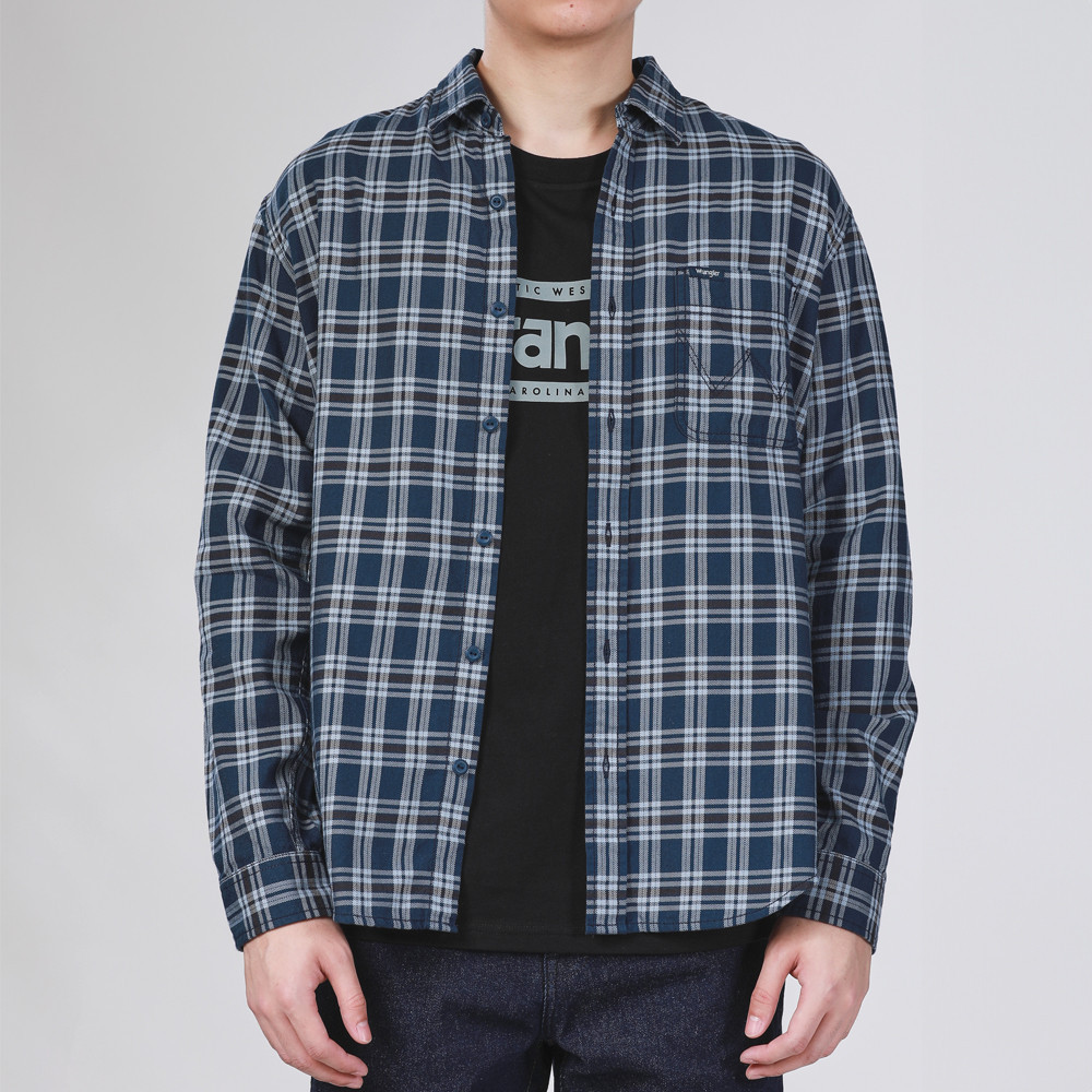 WRANGLER เสื้อเชิ้ตแขนยาวผู้ชาย คอลเลคชั่น Legend Of Wrangler FW24 รุ่น WR F324MSHLF48 สีกรมท่า