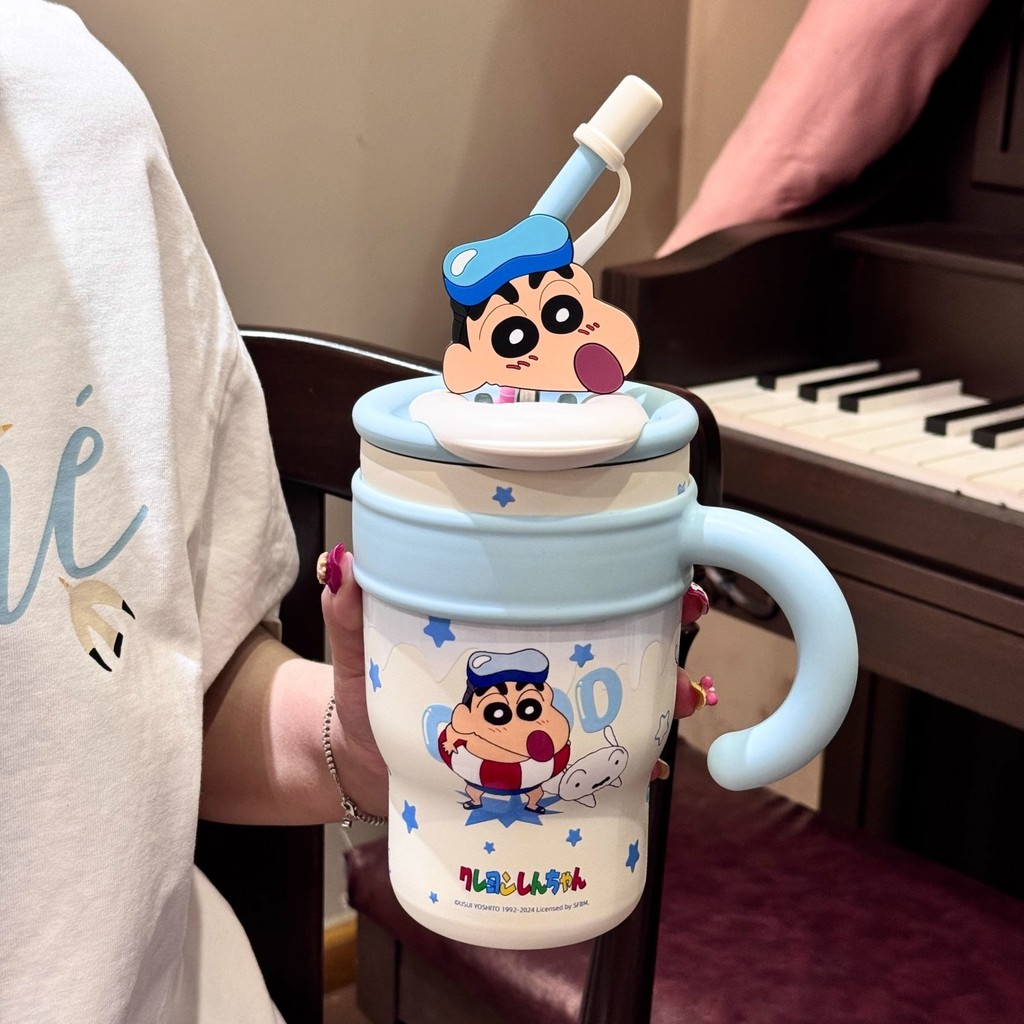 Crayon Shin-Chan ถ้วยน้ํา Ice Master Cup 1200ml ขวดน้ําความจุขนาดใหญ่ 316 ถ้วยเก็บความร้อนสแตนเลส 2025 ถ้วยฟางสไตล์ใหม่ขวดน้ํานักเรียน