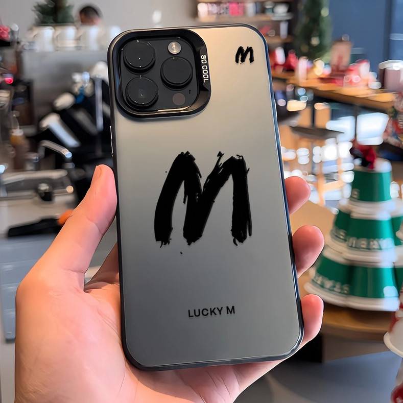 เคสไอโฟน13 เคสโทรศัพท์ลายตัวอักษร M นำโชค For iPhone 11 12 14 15 16 Pro MAX 14 15 16 Plus X XR XSMAX 7Plus เคสกันกระแทก
