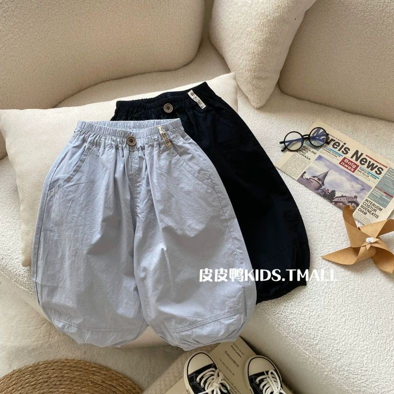 เด็กชายฤดูร้อนสไตล์ใหม่เวอร์ชั่นเกาหลีผ้าฝ้ายแท้แฟชั่นที่เรียบง่ายสีทึบแพทช์หล่อหลวมระบายอากาศสบายๆทุกการแข่งขันกางเกงกีฬา