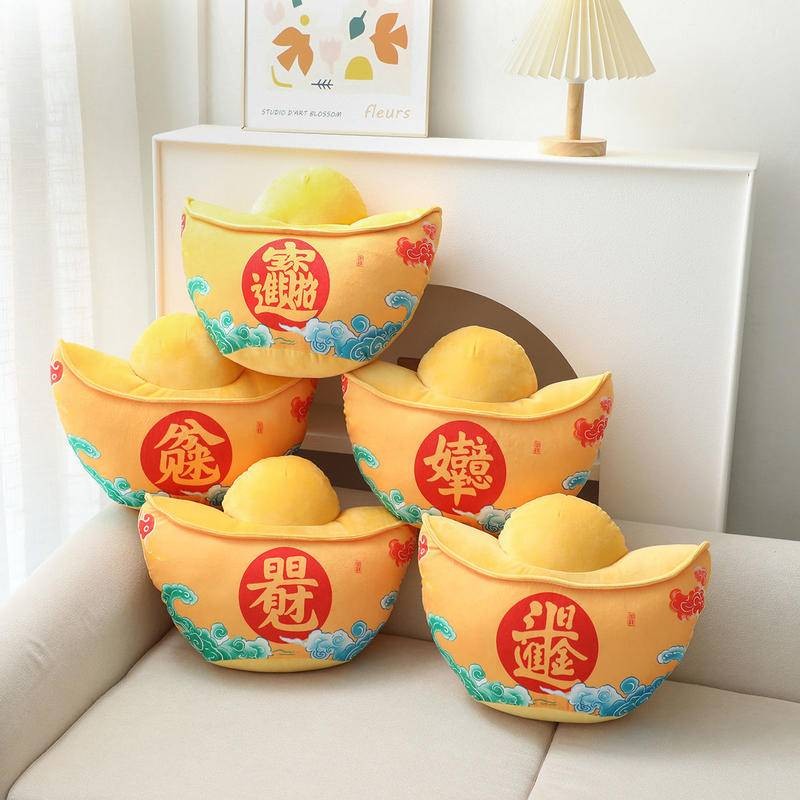 เครื่องประดับปีใหม่ ตกแต่งปีใหม่ เทศกาลฤดูใบไม้ผลิจำลอง Yuanbao Gongchai Jinyuanbao ตุ๊กตาของเล่นมืออบอุ่นห้องนั่งเล่นเทศกาลจีนผ้าห่มโซฟาเบาะของขวัญ