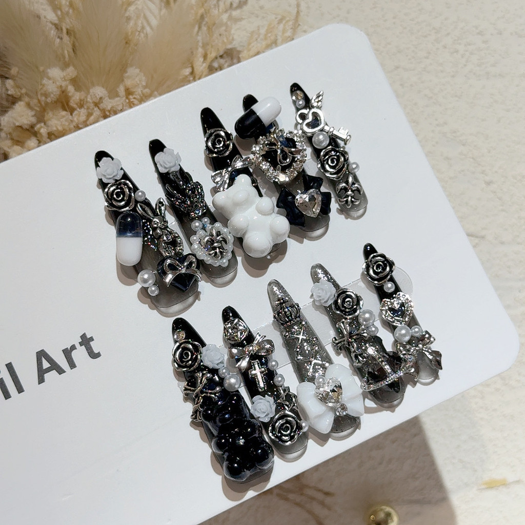 ญี่ปุ่น Dark Jirai Long Tip Handmade กดบนเล็บ Y2K Shibuya เครื่องเทศสาวเล็บปลอม Bow Bear Rose Cross Glitter เล็บ
