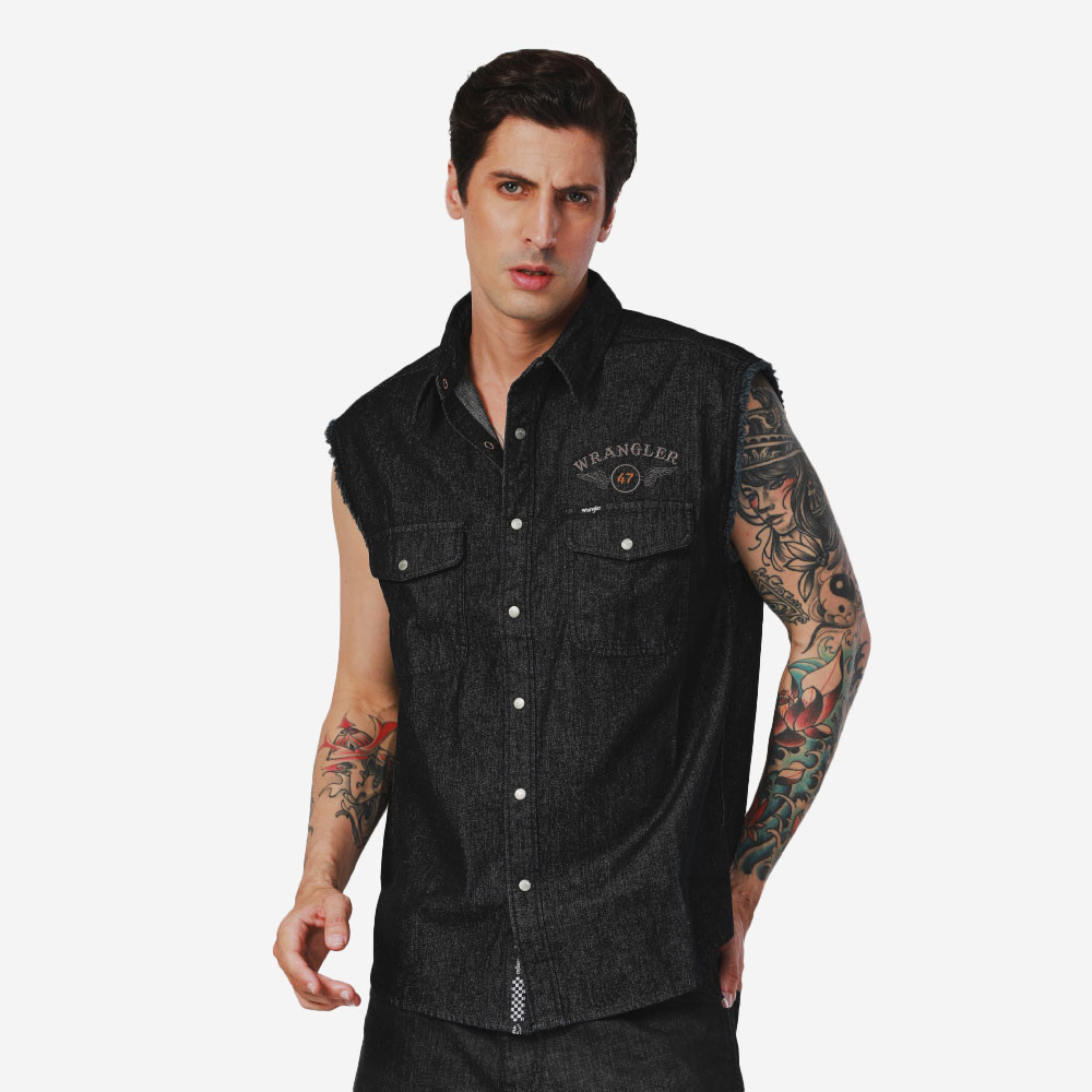 WRANGLER เสื้อกั๊กผู้ชาย คอลเลคชั่น Biker ทรง Regular รุ่น WR F424MVESN44 สีดำ