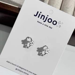 Jinjoo ต่างหูดอกไม้ รุ่น Daisy Hug ดีไซน์ดอกไม้สีขาว โซคิ้ว ขนาด 9 mm.