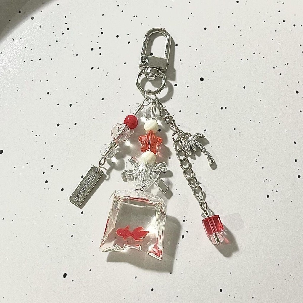 พวงกุญแจแฮนด์เมด Vibranting Coconut Beaded Key Holder พร้อมจี้ปลาน่ารักสําหรับ Trendsetters ของขวัญตุ้งติ้งสีแดง