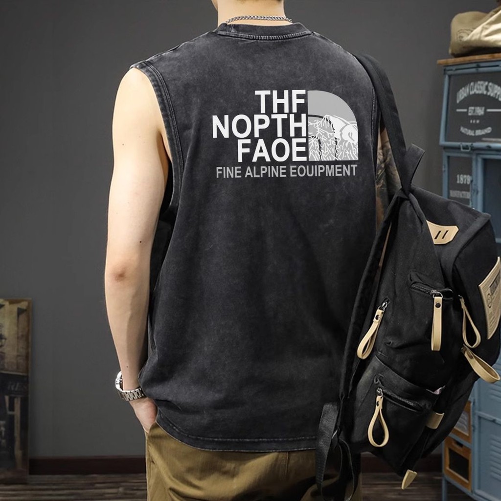 Y-T💪เสื้อแขนกุด เสื้อกั๊กแขนกุดชาย กล้ามเนื้อ โอเวอร์ไซส์ สวมใส่สบาย “THE NOPTH FAOE” ผ้าฝ้าย100% สไตล์ย้อนยุคอเมริกัน