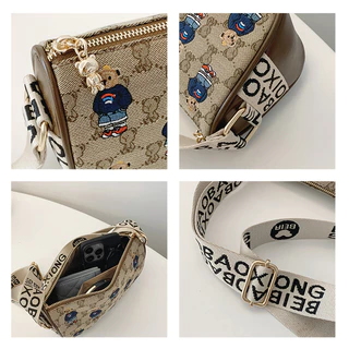 หมีพิมพ์กระเป๋าสะพายแฟชั่นcommuter Messenger Bag Retroสายคล้องไหล่กว้างไหล่กระเป๋าMessenger All-Matchกระเป๋าสี่เหลี่ยมเล็ก