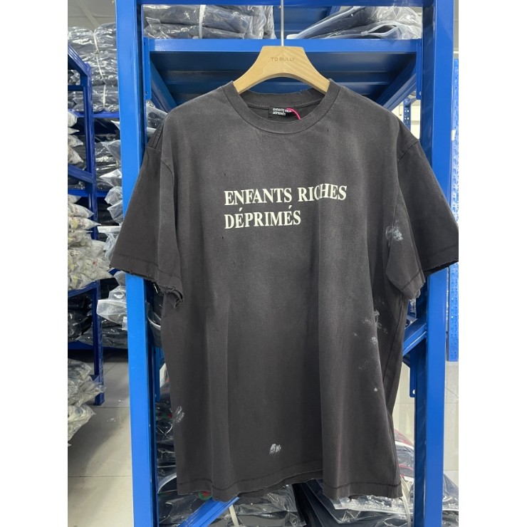 ✨  พร้อมสต็อก  ✨  Nfa * NTS R1CHES DEPR1MES โลโก้ตัวอักษรคอกลมเสื้อยืดแขนสั้นผู้ชายสีเทา