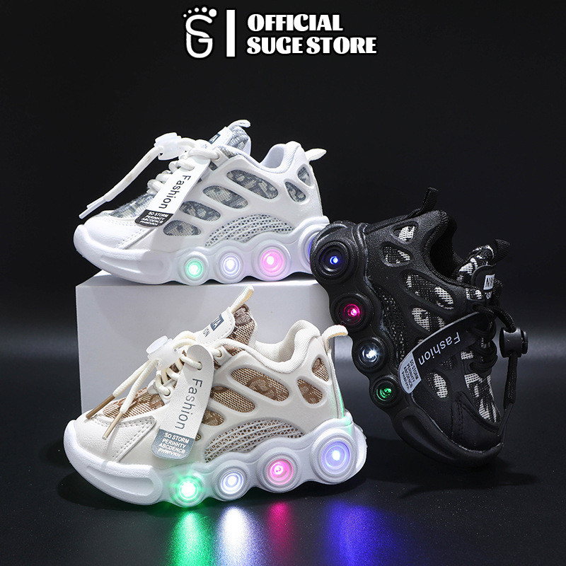 Sugeรองเท้ากีฬาเด็กสําหรับเด็กชายและเด็กหญิงตาข่ายระบายอากาศ Led ไฟกลางคืนรองเท้าวิ่งกลางแจ้ง