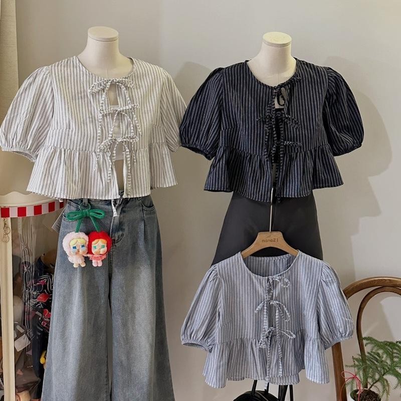 Chili Koko ครอปแขนพอง น่ารัก กระดุมผูกโบว์ เสื้อน่ารักๆสไตล์คุณหนู สไตล์สั้น W599