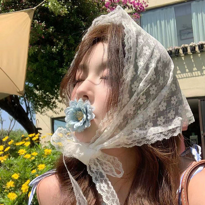 ลูกไม้ผ้าคลุมศีรษะผ้าพันคอสามเหลี่ยมสําหรับผู้หญิงที่มีแผงกระโปรงชั้นและเข็มขัดเอวตาข่าย