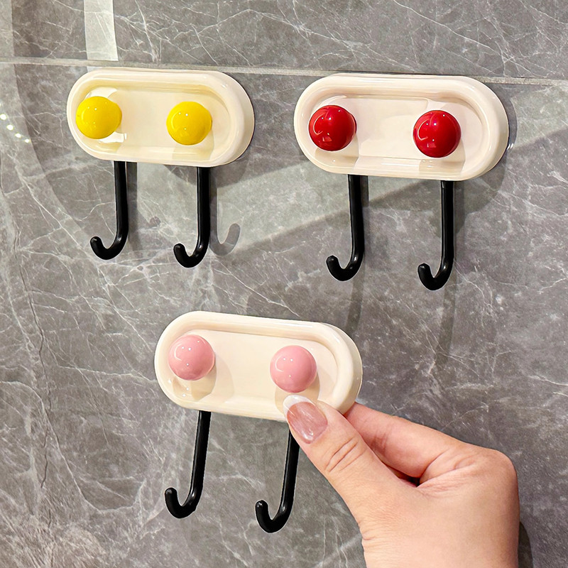 ตะขอแขวนเสื้อผ้าแบบหัวคู่ไม่ต้องเจาะรูตะขอแขวนผนังรูปลูกบอลชั้นวางผ้าขนหนูในห้องน้ํา