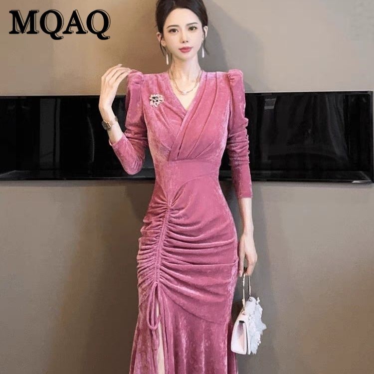 Mqaq ชุดเดรสใหม่ของผู้หญิงชุดราตรีระดับไฮเอนด์แสงหรูหราซอกสีชมพูความรู้สึกระดับไฮเอนด์กระโปรงยาวอารมณ์