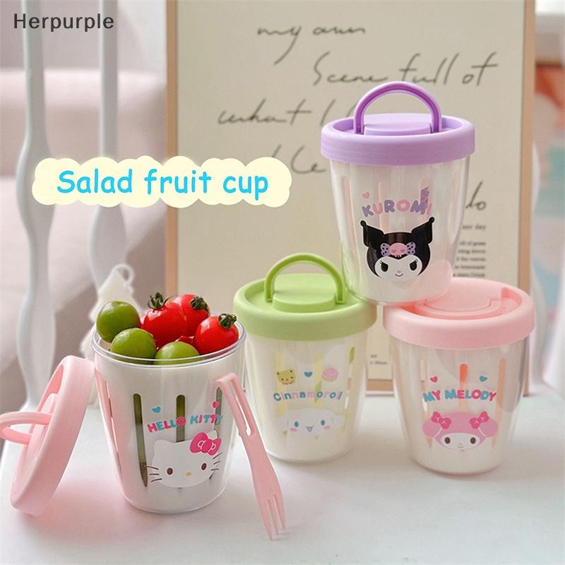 Herpurple Sanrio Hello Kitty ชามสลัดผลไม้ Kawaii Kuromi Melody Cinnamoroll อาหารเช้าท่อระบายน้ําสลัดถ้วยปิคนิค Double-Deck ถ้วยส้อม TH