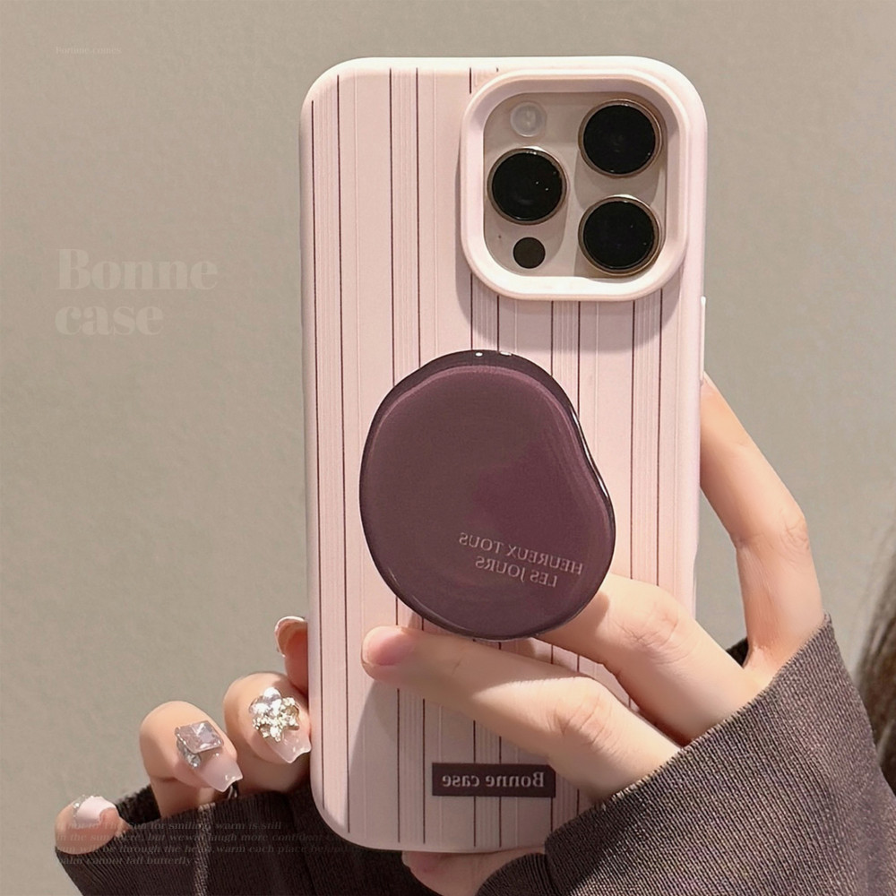 เคสโทรศัพท์ลายทางแนวตั้งสีชมพูสไตล์เรโทรพร้อมขาตั้งสีน้ำตาลไม่สม่ำเสมอ ใช้ได้กับ iPhone 16 Pro Max 16 Pro 16 15 14 13 12 11 ปกหลังซิลิโคนนุ่มกันตก