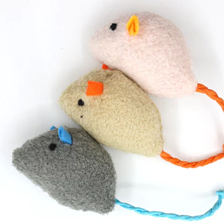 ของเล่นแมว ของเล่นสัตว์เลี้ยง ๆ เช่น ลูกบอลเชือก ระฆังแมว ลูกบอลเชือกแมว และของเล่นสำหรับสัตว์เลี้ยงอื่น