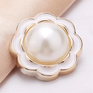 10-Pack Elegant Pearl ปุ่มดอกไม้สีดําสีขาว 12.5/18/25 มม.ปุ่มเย็บผ้าพลาสติกสําหรับชุด Blazer Decor Minimalist ดอกไม้ DIY Craft อุปกรณ์เสริม