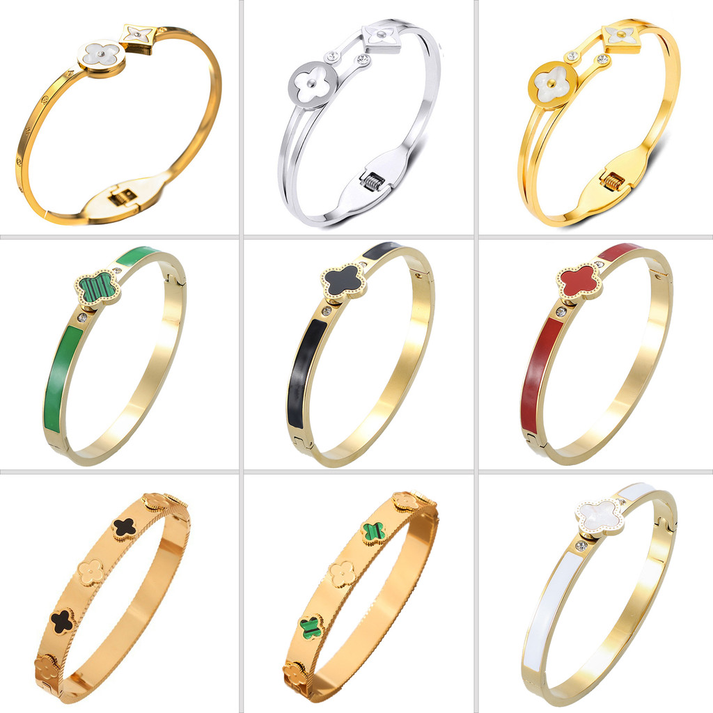 กำไลข้อมือลายโคลเวอร์จากไทเทเนียมสตีล 18K ชุบทอง/เงิน มาพร้อมมุกและเพทาย ออกแบบพอดีมือ เสริมความสวยงาม และเหมาะสำหรับผิวไวต่อการระคายเคือง
