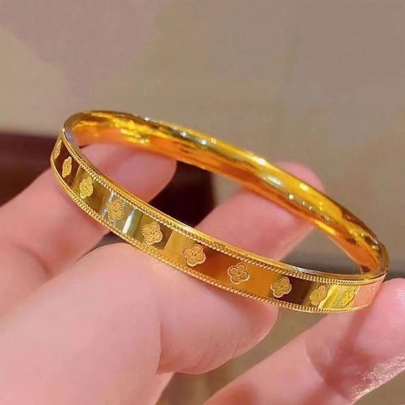 แฟชั่นโลหะผสมสังกะสีทองสร้อยข้อมือโคลเวอร์สี่ใบคลาสสิกโคลเวอร์กําไลข้อมือทองผู้หญิงเครื่องประดับ