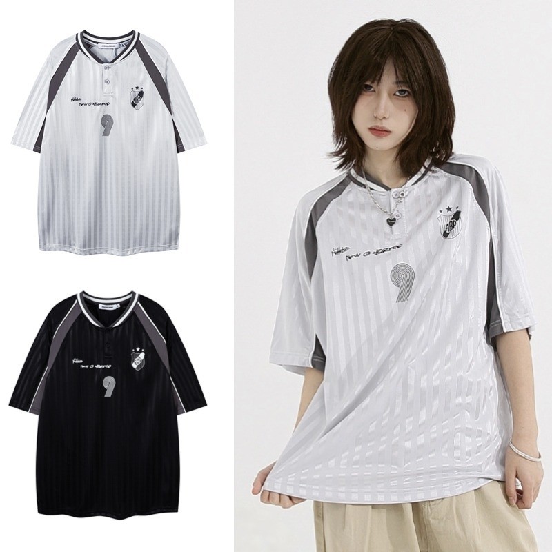 SUIKONE ซุยโคเนะ อเมริกันย้อนยุคพิมพ์ตัวอักษรกีฬาสไตล์คอวีแขนสั้นเสื้อยืดฤดูร้อนผู้ชายและผู้หญิงเสื้อหลวม