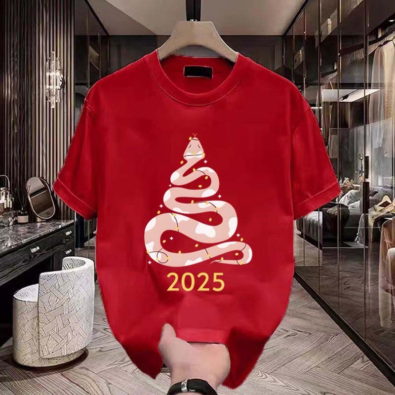 (จัดส่งตลอด 24 ชั่วโมง)Fanfei Clothing คริสมาสต์สีแดงขนาดใหญ่เสื้อยืดคอกลมปีงู 2025 พิมพ์เทรนด์แฟชั่นผ้าฝ้าย 100%