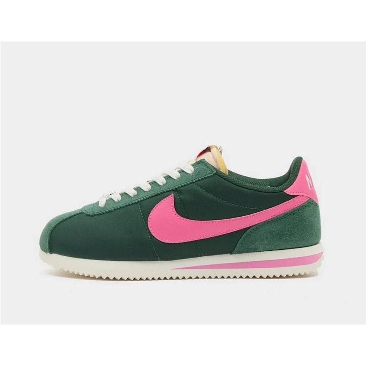 Nike Cortez Womens Trainers ในรองเท้าสีเขียวและสีชมพู