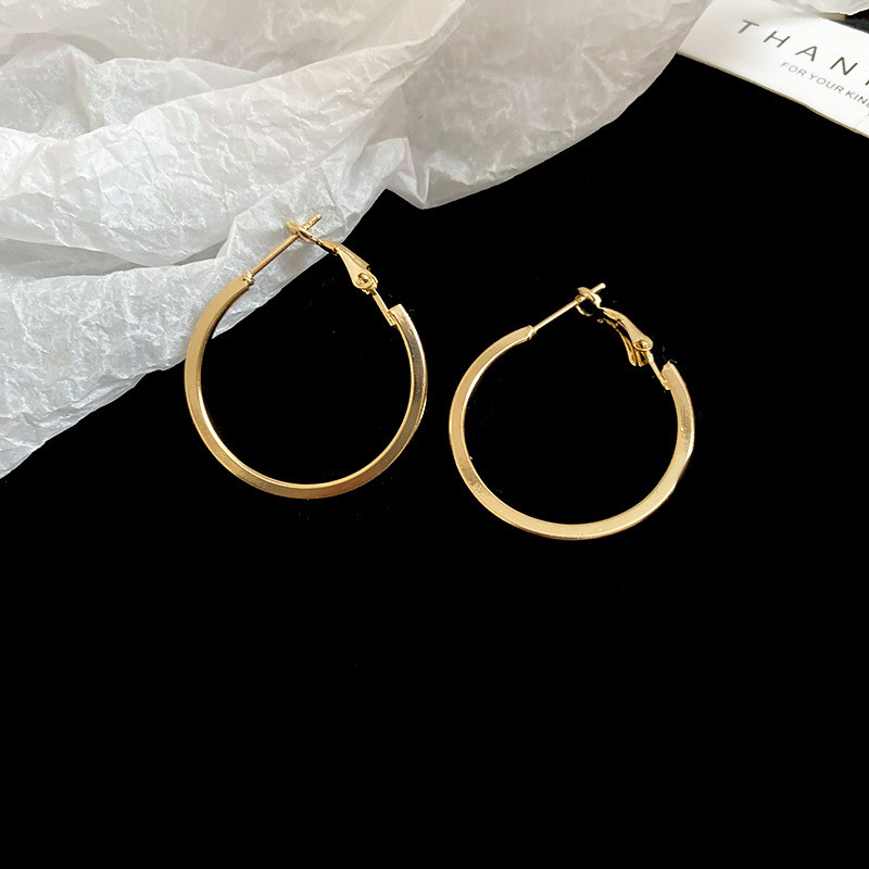 ต่างหูห่วงขนาดใหญ่แบบ matte textured gold ในสไตล์ minimalist chic เสริมความสวยงามในวัน.daily และ retro - รูปที่ 3