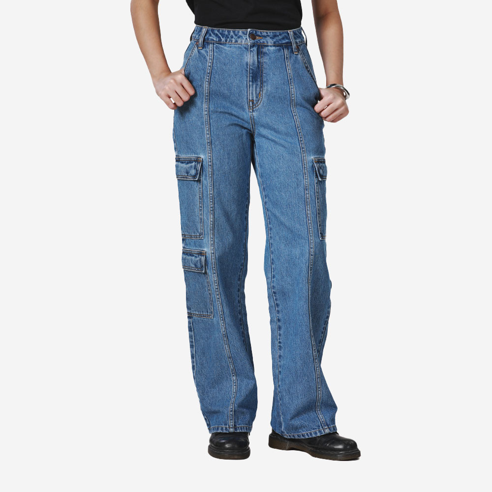 WRANGLER กางเกงยีนส์ผู้หญิง คอลเลคชั่น Biker เอวกลาง ทรงตรง ทรง Regular รุ่น WR F324WSTRN52 สียีนส์กลาง